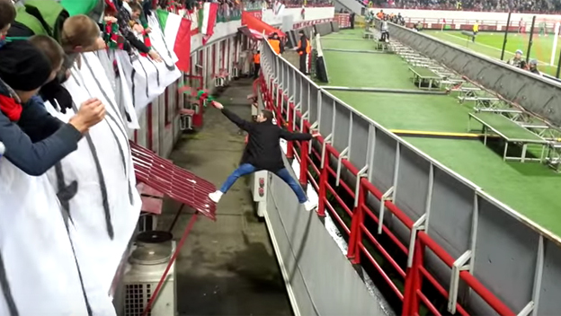 Fanúšik Lokomotivu Moskva sa zahral na Spidermana a ušiel tak ochrankárom (VIDEO)