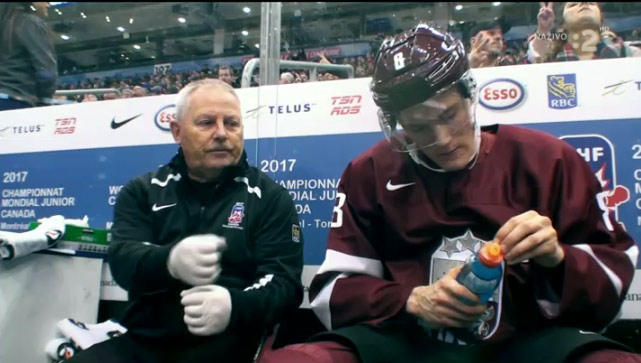 Kapitán Lotyšska mal v zápase so Slovenskom menší problém na trestnej. Nešlo mu totiž otvoriť fľašu s vodou! (VIDEO)