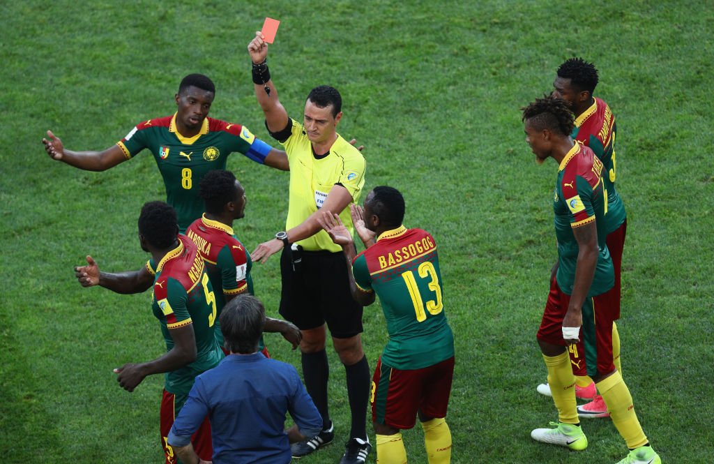 Toto tu ešte nebolo: Rozhodca v zápase Nemecka s Kamerunom vylúčil po konzultácii s videorozhodcom nesprávneho hráča! (VIDEO)