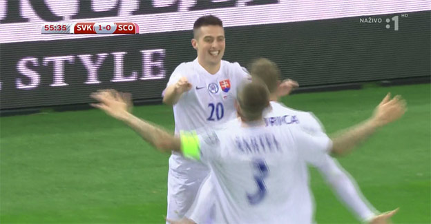 Krásna akcia Slovenska proti Škótsku. Robo Mak si nakoniec vychutnal obrancu a brankára! (VIDEO)