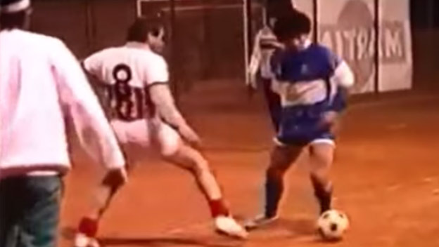 Nové nezverejnené zábery ako hrá Diego Maradona futsal