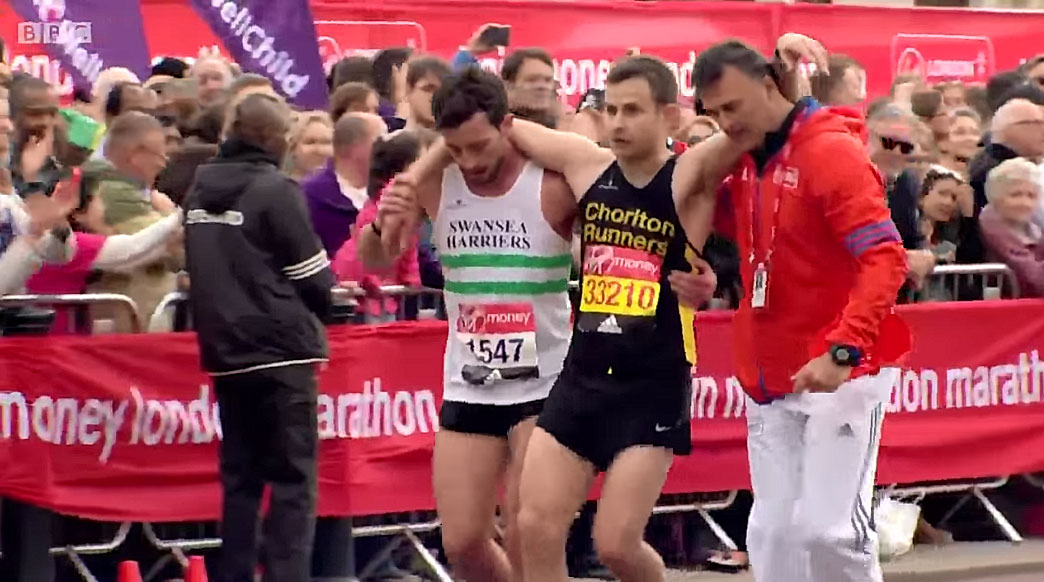 Úžasný moment z londýnskeho maratónu: Bežec sa obetoval, aby pomohol do cieľa súperovi, ktorý kolaboval! (VIDEO)