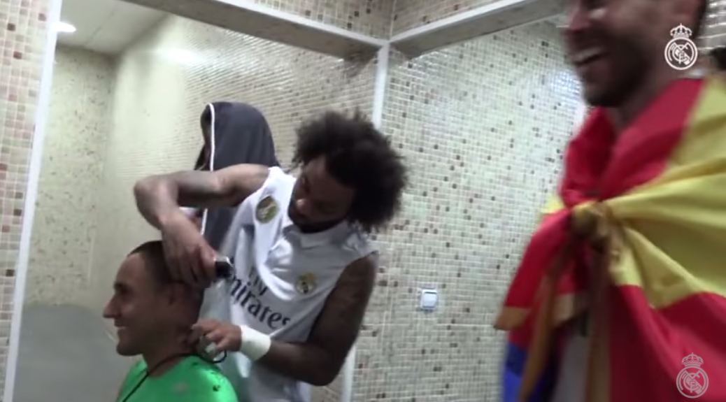Brankár Realu Madrid Keylor Navas si po triumfe v La Lige nechal Marcelom oholiť hlavu. Urobil to pre deti, ktoré bojujú s rakovinou! (VIDEO)