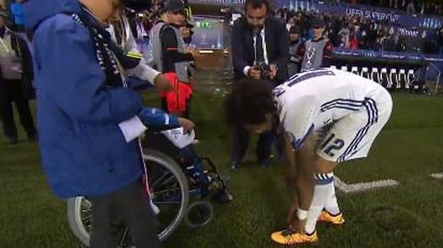 Krásne gesto od Marcela: Po včerajšom triumfe venoval svoje kopačky chlapcovi na vozíčku! (VIDEO)