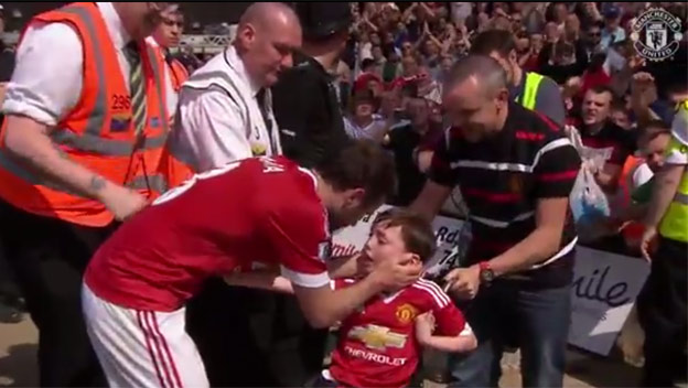Krásne gesto od Juana Matu k chlapcovi na vozíčku po triumfe nad Norwichom! (VIDEO)