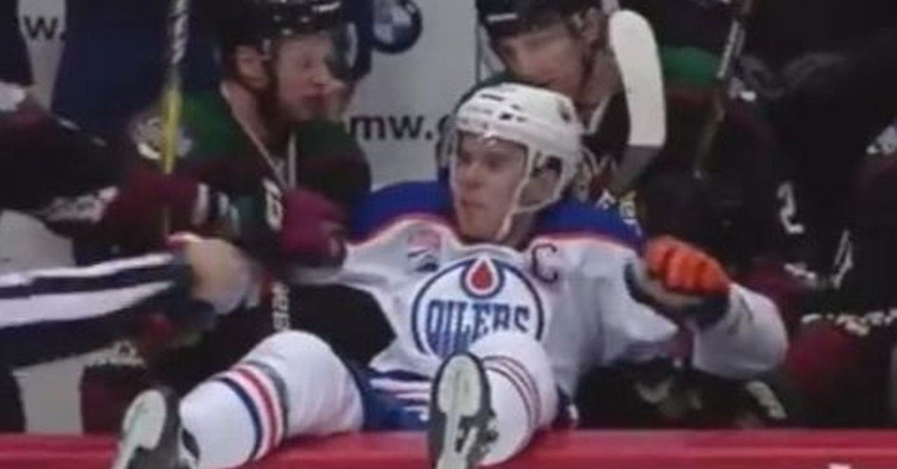 Úsmevný moment z NHL: Hviezdny mladík Connor McDavid doletel až na striedačku súpera! (VIDEO)