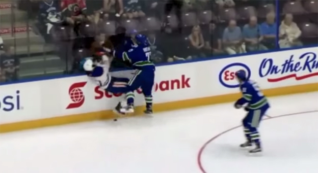 Supertalent McDavid okúsil tvrdosť v NHL, útočník Vancouveru ho v príprave poslal k zemi! (VIDEO)
