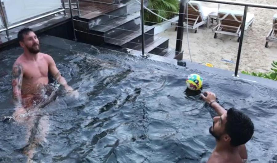 Takto to dopadne, keď je Messi so Suarezom na dovolenke. Ani v bazéne si nedajú pokoj od futbalu! (VIDEO)