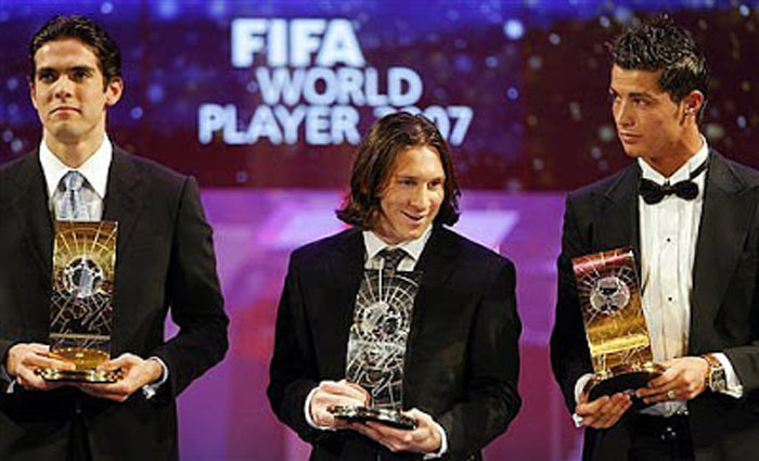 Keď Kaká v roku 2007 vyhral cenu pre najlepšieho futbalistu na svete a Ronaldo si prebral nesprávnu trofej, ktorá patrila Messimu! (VIDEO)