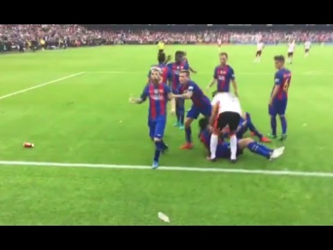 Divácky záber, ako fanúšikovia Valencie hodili po hráčoch Barcelony fľašu. Messiho poriadne vytočili! (VIDEO)