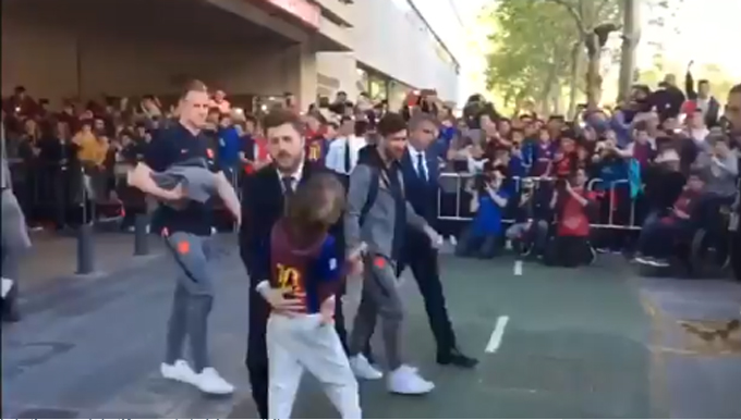 Ochrankár zastavil malé dievča, ktoré bežalo za Messim. Argentínčan sa zastavil a podpísal jej dres! (VIDEO)