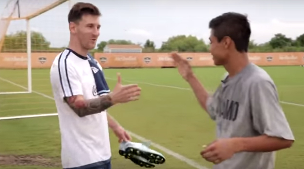 Chlapci nemohli uveriť, keď okolo nich prešiel Messi, každému dokonca podal ruku (VIDEO)