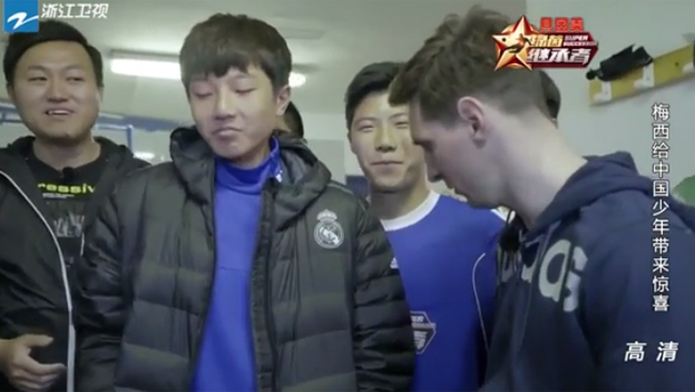 Messi prekvapil v Číne mladých futbalistov, chlapca v bunde Realu Madrid však moc nezaujímal! (VIDEO)