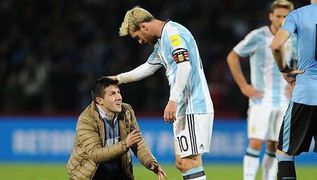 Divák vbehol na trávnik a takmer zhodil Messiho, potom ho objal! (VIDEO)