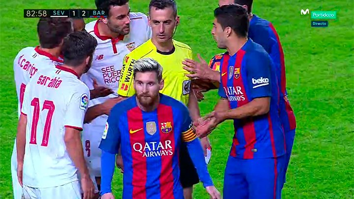 Vytočený Messi dostal žltú kartu za zdržovanie. Rozhodcovi sa nepáčilo dlhé obúvanie kopačky, ktorú mu vyzul súper! (VIDEO)