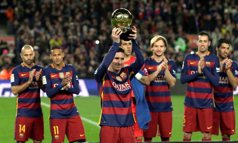 Leo Messi predstavil fanúšikom Barcelony svoju piatu Zlatú Loptu (VIDEO)