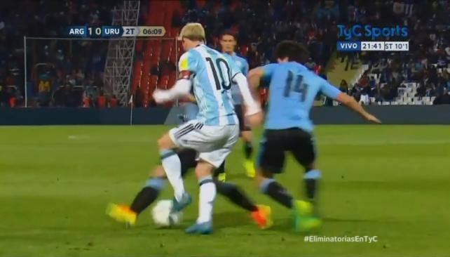 Messi si robí zo súpera pekný deň. Takto parádne nasadil jasličky hráčovi Uruguaja! (VIDEO)