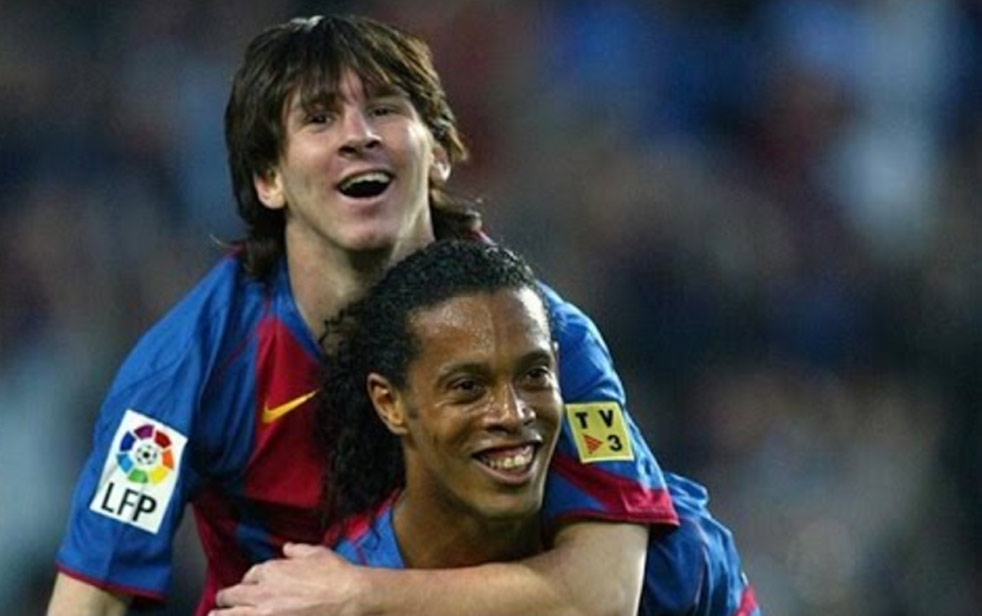Presne 12 rokov dozadu: Messi po prihrávke Ronaldinha strelil svoj prvý gól za Barcelonu. Celý svet potom začal hovoriť o tomto mladíkovi! (VIDEO)