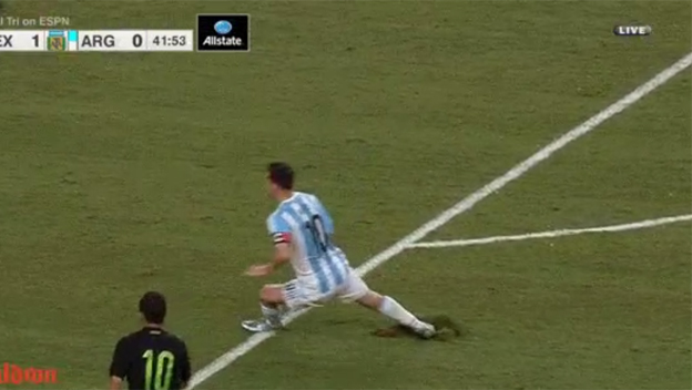 Messi sa takmer zranil na katastrofánom trávniku v USA! (VIDEO)
