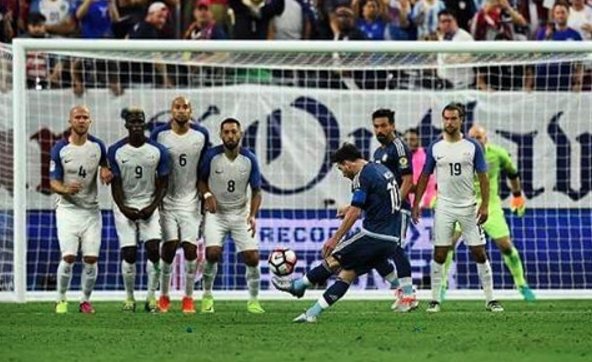 Toto musíte vidieť: Messiho fantastický priamy kop v semifinále Copa America proti USA! (VIDEO)