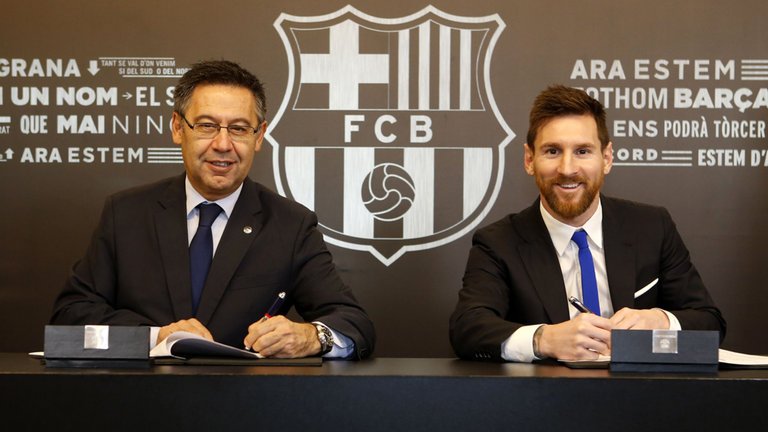 Lionel Messi oficiálne podpísal novú zmluvu s Barcelonou. Výkupná klauzula zrejme definitívne odradí aj milionárske kluby!
