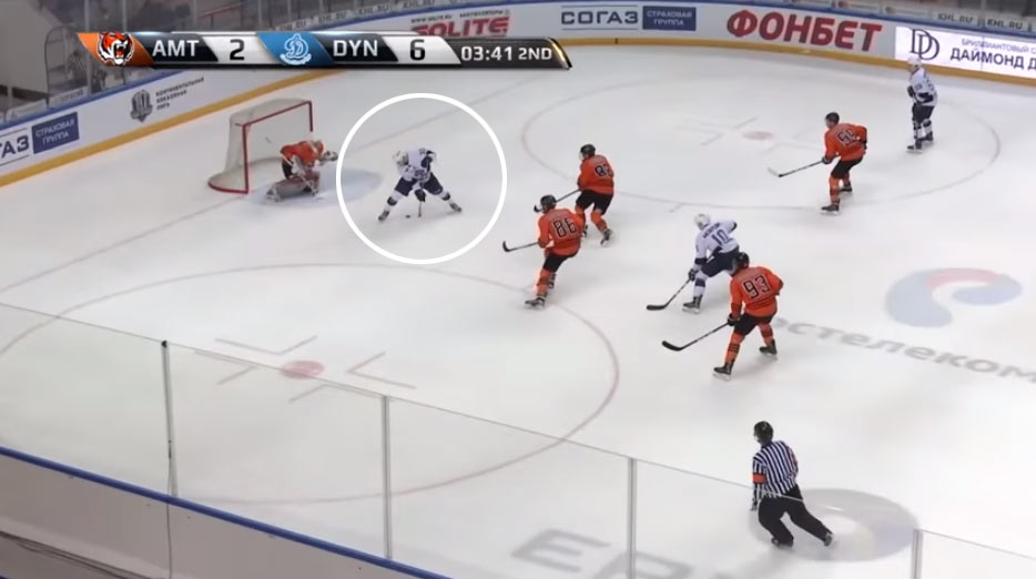 V ruskej juniorke padol neuveriteľný gól: Talent Petrohradu skóroval otočený chrbtom s hokejkou medzi nohami! (VIDEO)