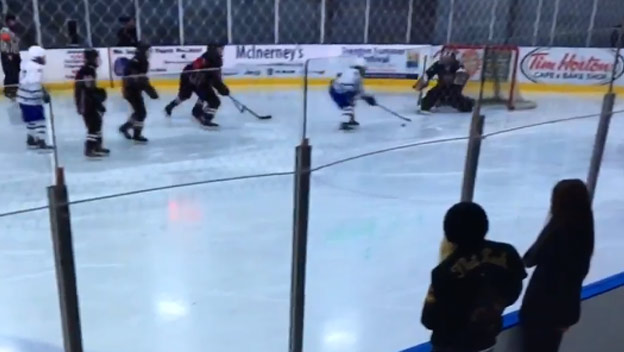 Neuveriteľný hokejový gól sa podaril mladíkovi v stredoškolskej lige. Otočka o 360 stupňov a gól s hokejkou medzi nohami! (VIDEO)
