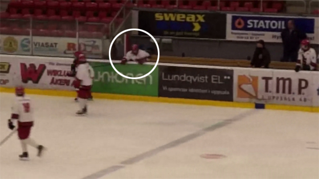 Vtipný moment: Hokejista posadil svojho súpera na striedačku (VIDEO)