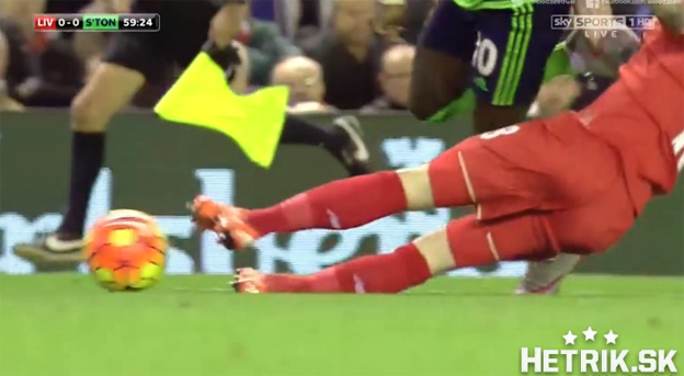 Obranca Liverpoolu Moreno s ukážkovým sklzom v zápase proti Southamptonu (VIDEO)