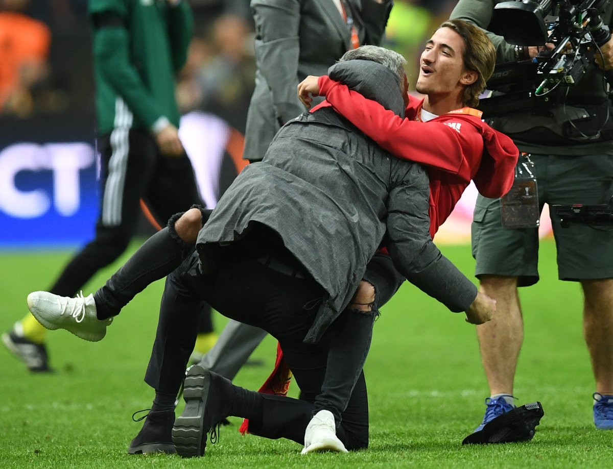 Perfektná oslava Jose Mourinha po triumfe v Európskej Lige: S jeho synom od radosti spadli na zem! (VIDEO)