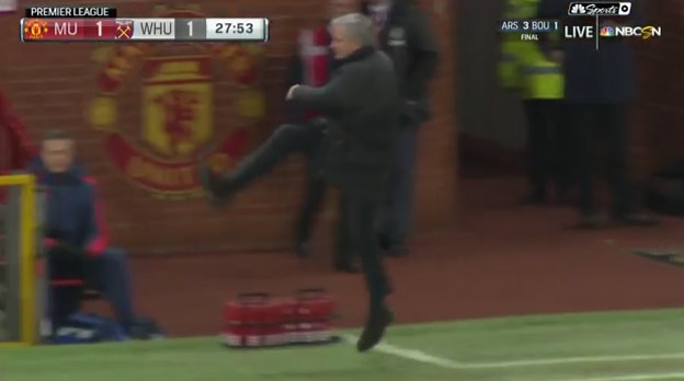 Rozhodca znovu vylúčil Mourinha na tribúnu. Pri remíze s West Hamom od nervov rozkopal fľašu na striedačke! (VIDEO)