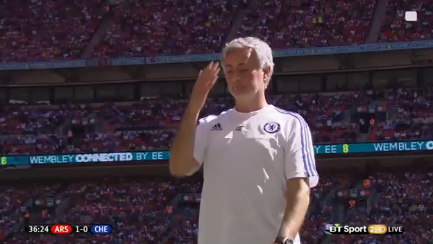 Jose Mourinho a jeho vtipná reakcia po neúspešnej hlavičke Ramiresa