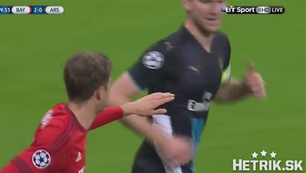 Thomas Müller pobavil, keď sa snažil osláviť gól s kamošom z repre a zároveň obrancom Arsenalu! (VIDEO)