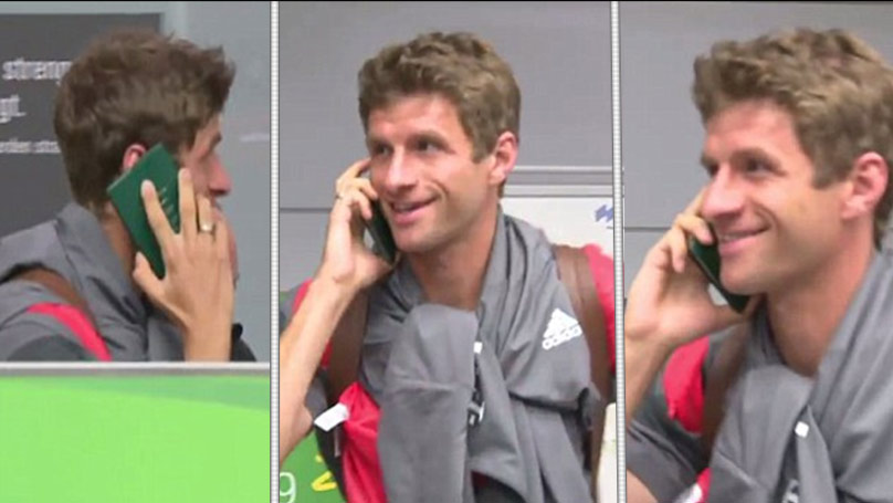 Vtipálek Thomas Muller sa chcel vyhnúť na letisku novinárom. Robil sa, že telefonuje so svojim pasom! (VIDEO)
