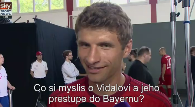 Thomas Müller vtipne reaguje na prípravu v Číne a na prestup Vidala do Bayernu (Titulky)