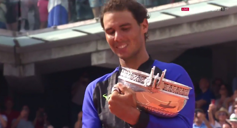 Rafael Nadal si so slzami na krajíčku prebral 10. krát trofej pre šampióna French Open (VIDEO)