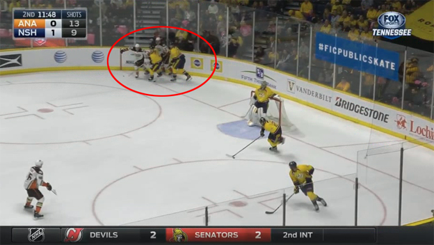 Úsmevný moment z NHL: Hrači v rohu bojovali o puk, no ten bol už niekde inde! (VIDEO)