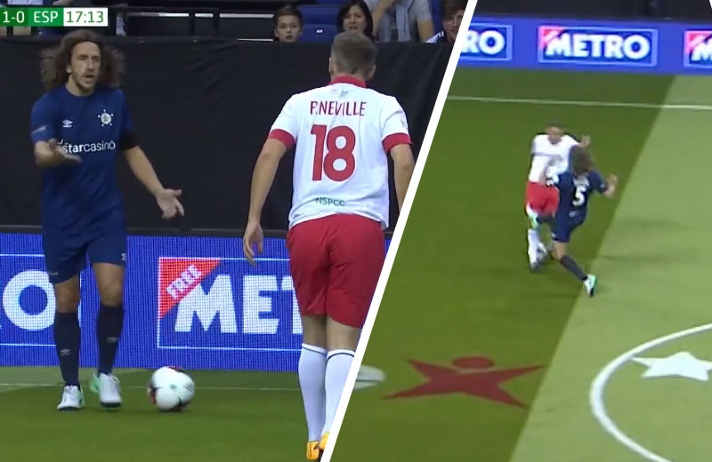 Carles Puyol sa asi zbláznil. V zápase legiend v malom futbale takmer dolámal brutálnym zákrokom Phila Nevilla! (VIDEO)