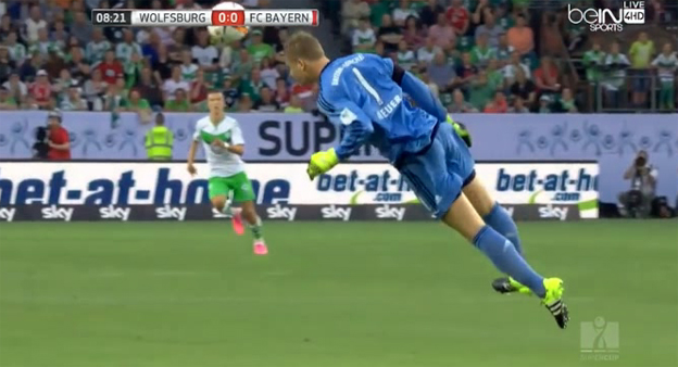 Manuel Neuer znovu v akcii: Pohotová reakcia hlavičkou pri rýchlom protiútoku Wolfsburgu (VIDEO)