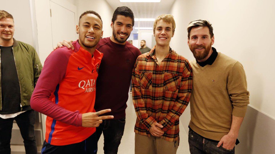 Justin Bieber presedlal z hokeja na futbal. Dnes si takto zatrénoval s hviezdami Barcelony! (VIDEO)