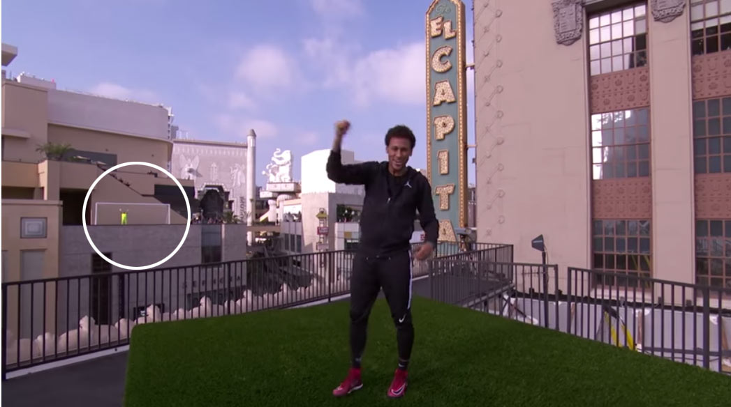 Jedine v Amerike: Neymar v populárnej show strielal do bránky cez hlavnú ulicu Hollywood Boulevard! (VIDEO)