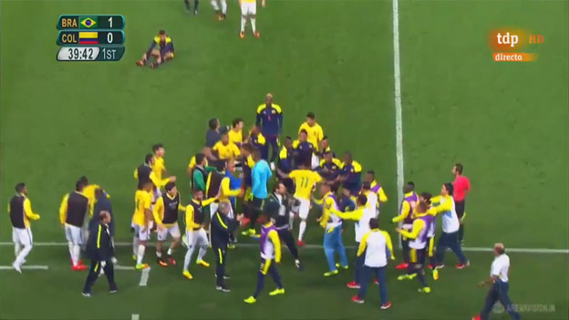 Neymar faulom vyprovokoval hromadnú šarvátku v zápase proti Kolumbii! (VIDEO)