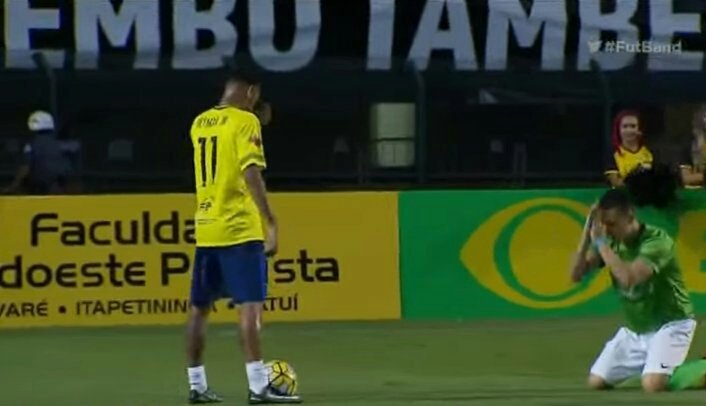 Neymar zorganizoval zápas na počesť tímu Chapecoense. Hráč súpera ho potom prosil na kolenách, aby ho nestrápnil fintou! (VIDEO)