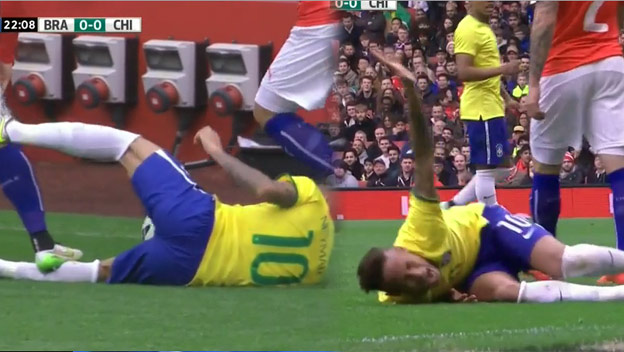 Futbalista Čile úmyselne stupil Neymarovi na nohu, bráni sa a nazýva Neymara simulantom!