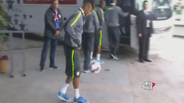 Neymar omylom trafil s loptou malého chlapca, potom si ho zavolal a loptu mu podpísal