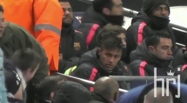 Neymar v konflikte s divákom po Messiho penalte!