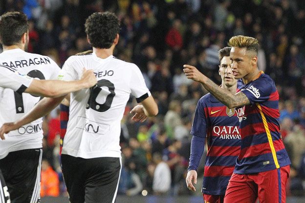 Totálne frustrovaný a dokopaný Neymar v zápase s Valenciou! (VIDEO)