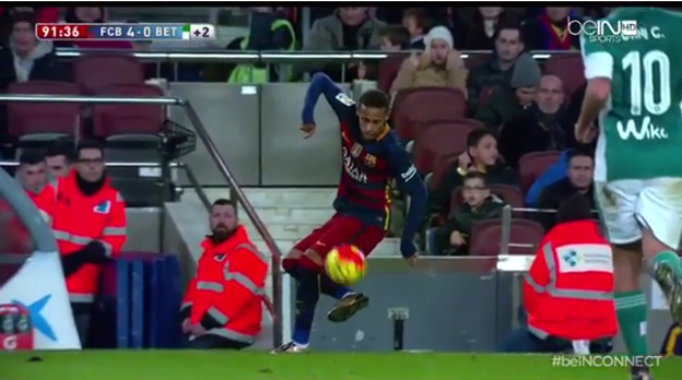 Neymarova parádička pri spracovaní lopty v zápase s Betisom (VIDEO)
