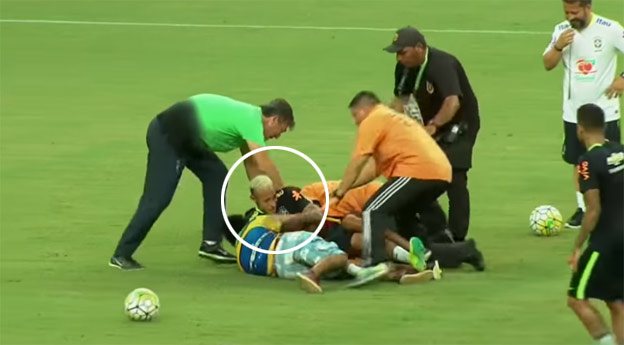 Neymar skončil na zemi po drzom ataku fanúšikov počas tréningu! (VIDEO)