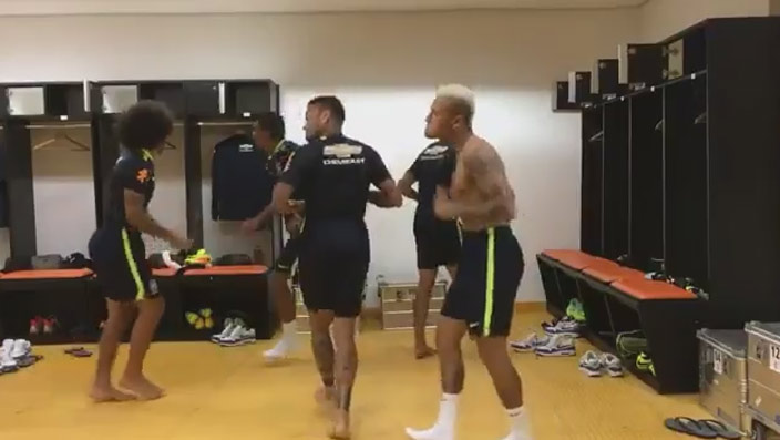 Neymar, Marcelo a Alves pobavili parádnym tancom v šatni Brazílie (VIDEO)